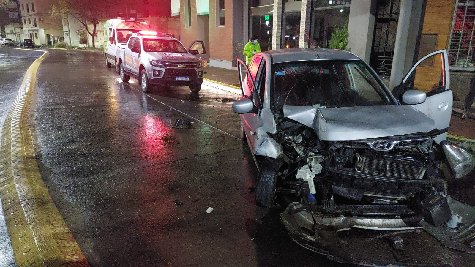 Un auto impactó contra un restaurante