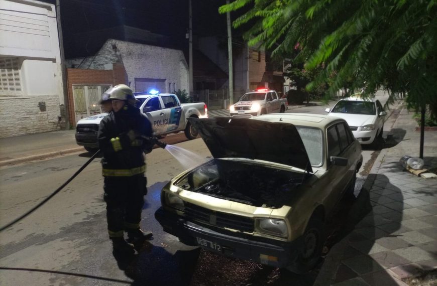 Un auto se prendió fuego en Avellaneda al 700