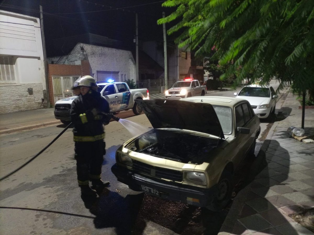 Un auto se prendió fuego en Avellaneda al 700