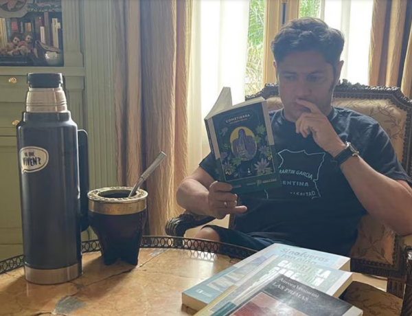 Nuevo round por los libros de colegios con escenas sexuales: Kicillof publicó una foto y lo cruzaron Villarruel y los libertarios