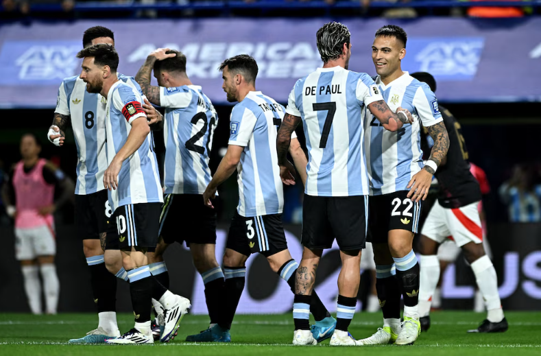 La selección argentina venció 1-0 a Perú y cerró el 2024 como líder de las Eliminatorias