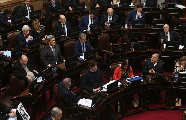 Tras el fuerte revés en el Senado, Milei descarta convocar a los gobernadores y se profundiza el enojo