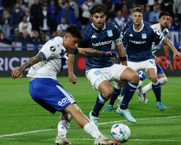 Con un gol de Maravilla Martínez, Racing derrotó 1-0 a Vélez en el primer duelo de los cuartos de final de la Copa Libertadores