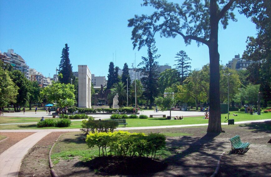 Un trapito apuñalado después de una pelea en la plaza Rivadavia