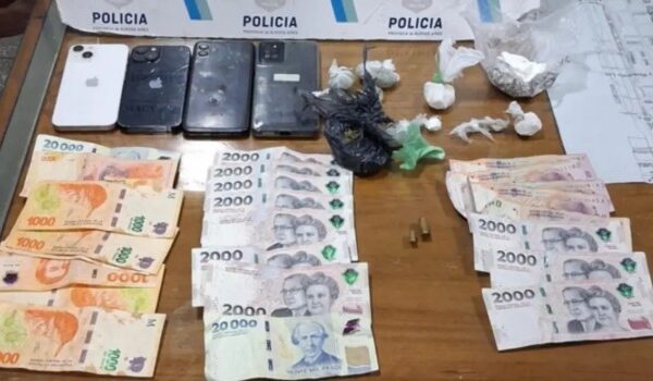 Cuatro detenidos por circular con cocaína en su poder