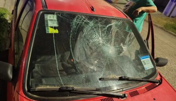 Una discusión entre vecinos terminó con un parabrisas roto