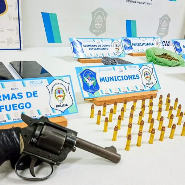 Un hombre fue aprehendido por tener un arma y droga para la venta