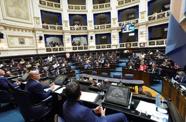 Kicillof consiguió el endeudamiento en la Legislatura gracias al peronismo y los votos aliados