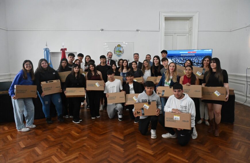 La Embajada de Turquía en Argentina donó 30 notebooks a escuelas de Bahía Blanca