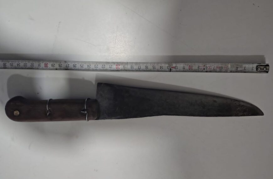 Discutió por una maniobra de tránsito y atacó con un cuchillo al otro automovilista