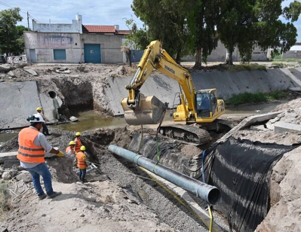 Avanzan los trabajos en los puentes de Don Bosco y Pampa Central sobre el canal Maldonado