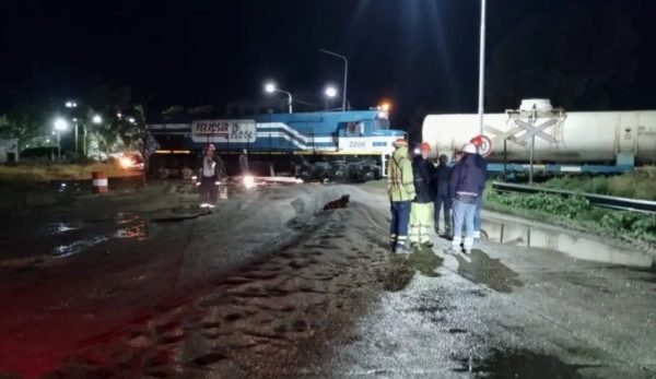 Fuerte choque entre un camión y un tren de carga en la zona de El Saladero