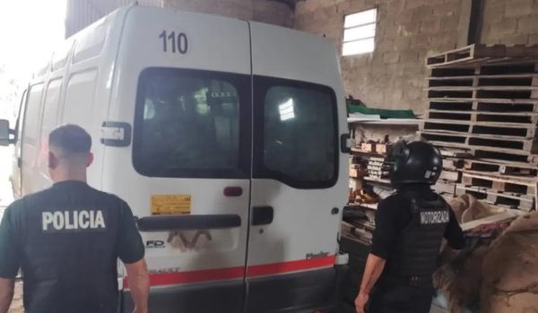 Recuperaron una combi que había sido robada y ya la estaban desarmando