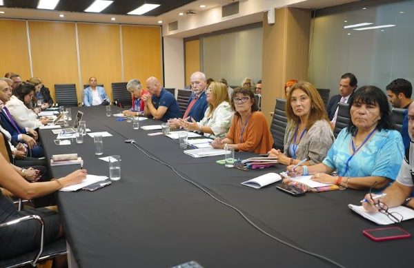 Fracasó otra reunión para mejorar el salario mínimo de los docentes y podría haber más medidas de fuerza