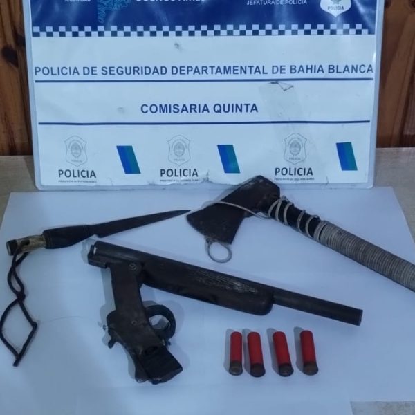 Aprehenden a un hombre tras amenazar a una joven con armas blanca y de fuego