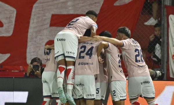 Independiente empató sobre el final 4-4 contra Unión en Avellaneda y da pelea en la Zona A del Torneo Apertura