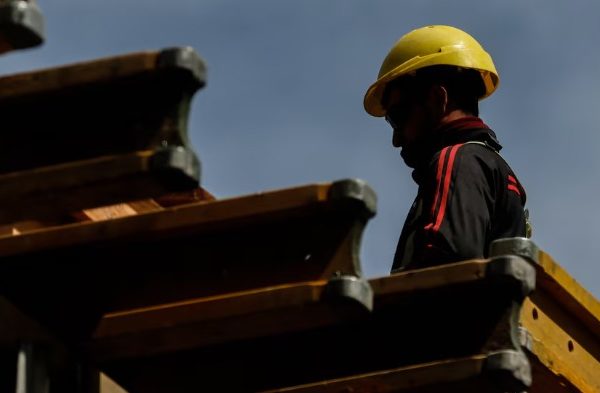 La construcción cayó 0,7% en febrero, pero se mantuvo estable en el primer bimestre del año