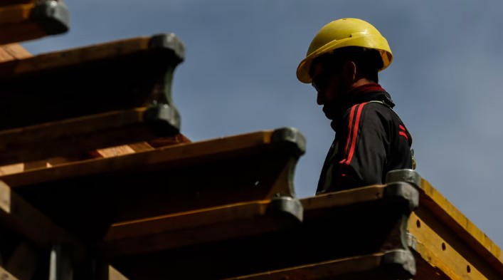 La construcción cayó 0,7% en febrero, pero se mantuvo estable en el primer bimestre del año