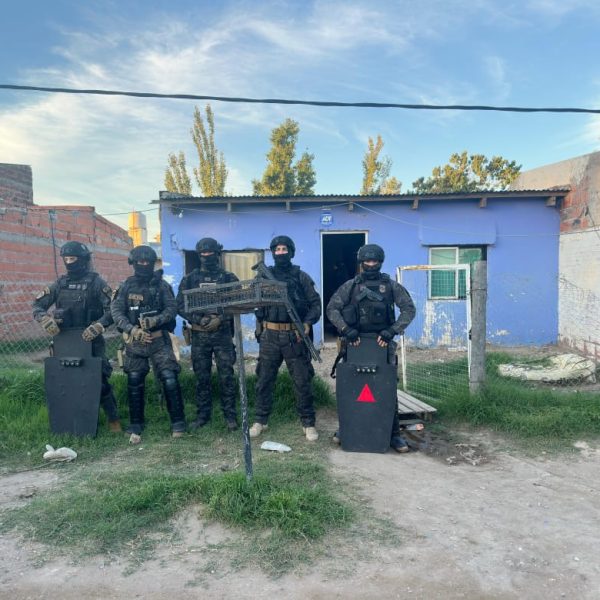 Dos allanamientos permitieron recuperar una moto robada y desbaratar un búnker