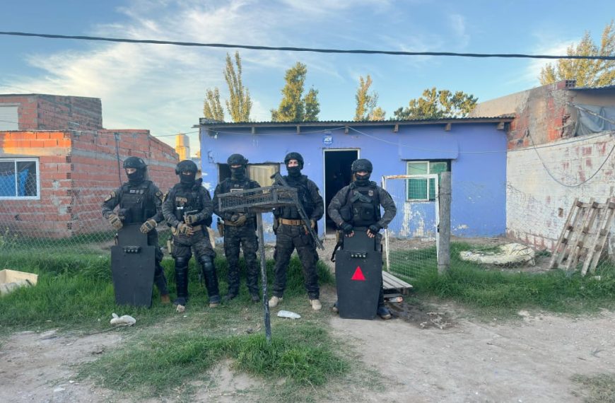 Dos allanamientos permitieron recuperar una moto robada y desbaratar un búnker