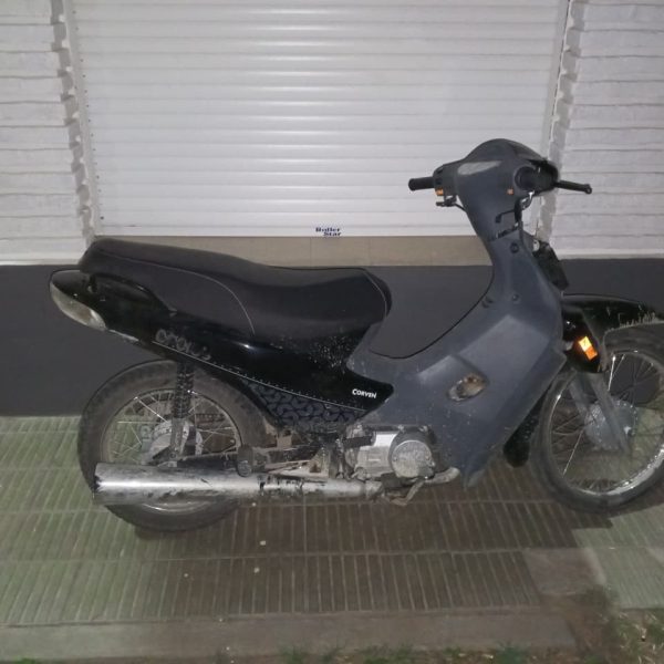 Persecución y dos aprehendidos con una moto robada