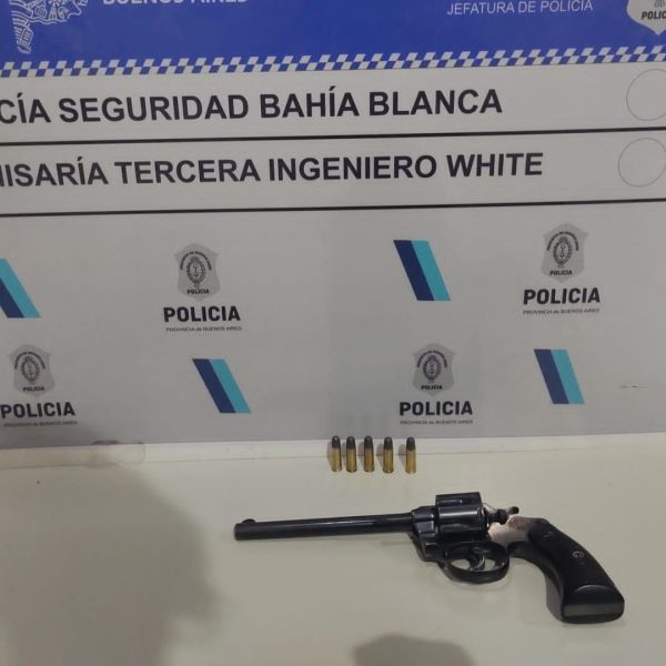 Aprehenden a un hombre por amenazar con un arma de fuego a menores en una plaza