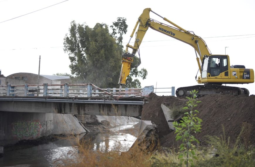 La provincia avanza en la reconstrucción del canal Maldonado: se concretó la demolición del puente Don Bosco