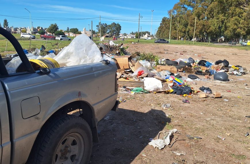 Un hombre fue infraccionado luego de ser sorprendido arrojando residuos en la vía pública