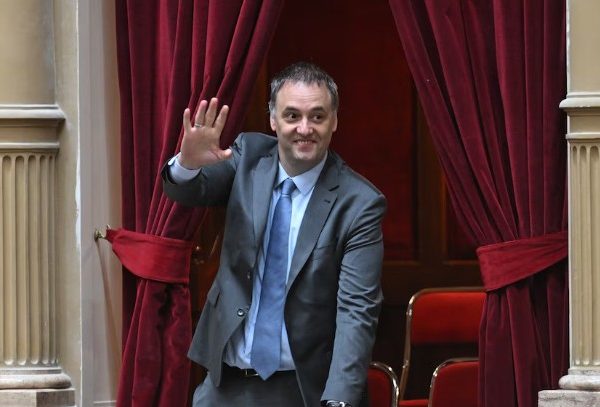 Manuel Adorni trabaja en el informe de gestión y analiza los tiempos para su regreso a las conferencias