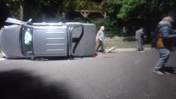 Fuerte choque entre una camioneta y un auto
