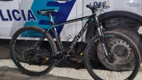 Dos personas detenidas por robar una bicicleta que estaba atada en la calle