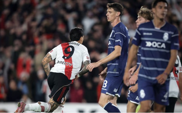River Plate le ganó con autoridad 2-0 a Gimnasia y accedió a la semifinal del Torneo Apertura