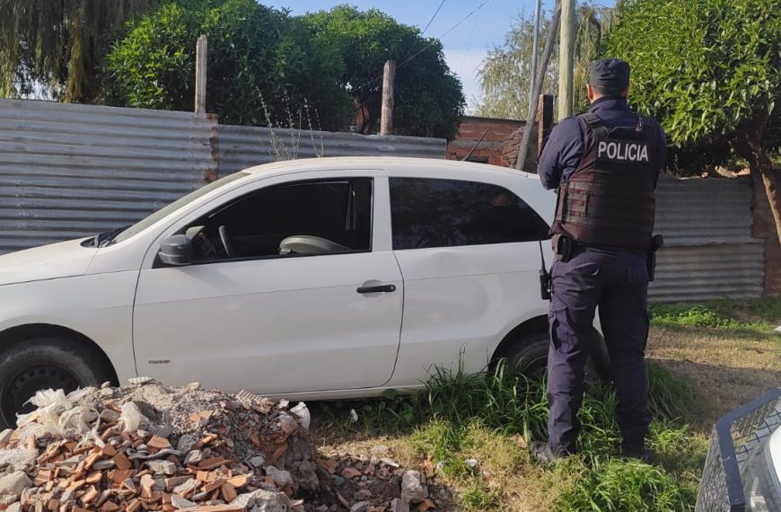 Encontraron un auto abandonado en Cristo Redentor al 2100
