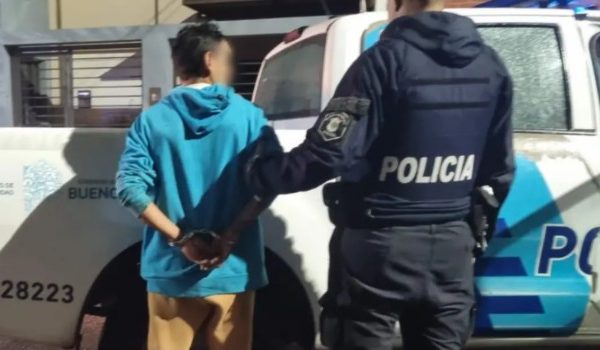 Agredió a dos empleados en un bar de Av. Alem y lo detuvieron