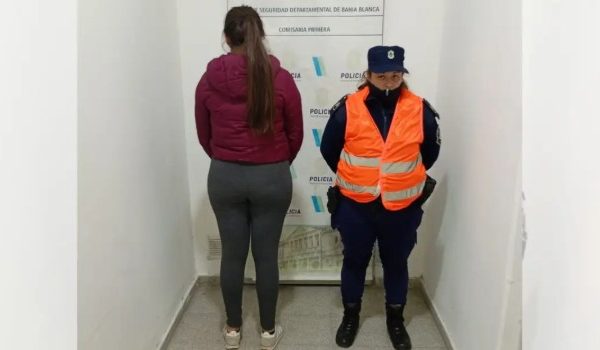 Detuvieron a una mujer y a su hija por apuñalar a un joven para robarle