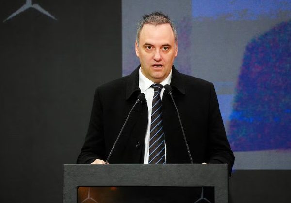 Manuel Adorni se quedó sin apoyo y presionan para que renuncie si Milei no lo echa