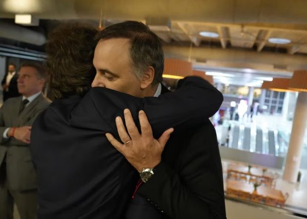 Tras designar a Santilli, Milei respaldó a Manuel Adorni