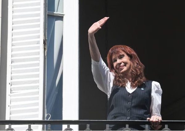 El kirchnerismo presentó un informe para cuestionar las condiciones de detención de CFK