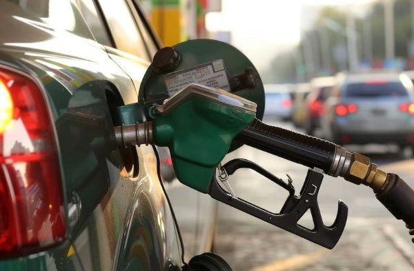 El Gobierno efectuó un ajuste parcial del impuesto a los combustibles