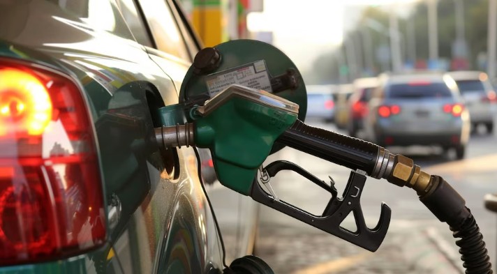 El Gobierno efectuó un ajuste parcial del impuesto a los combustibles