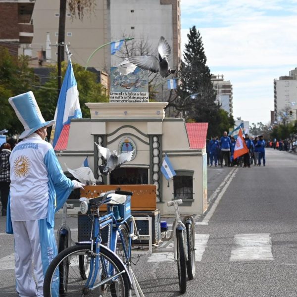 Bahía se viste de celeste y blanco para celebrar el Día de la Independencia.