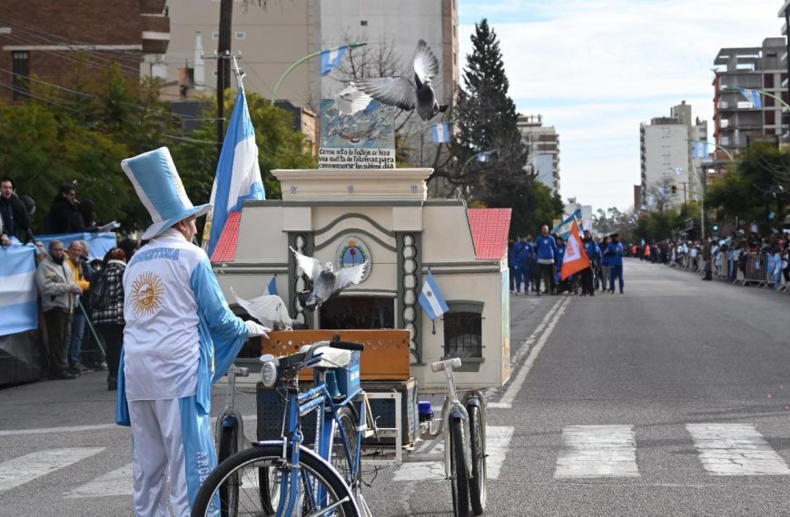 Bahía se viste de celeste y blanco para celebrar el Día de la Independencia.