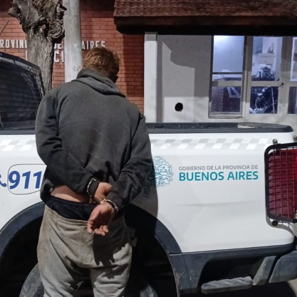 Un hombre fue aprehendido por robar la batería de un auto