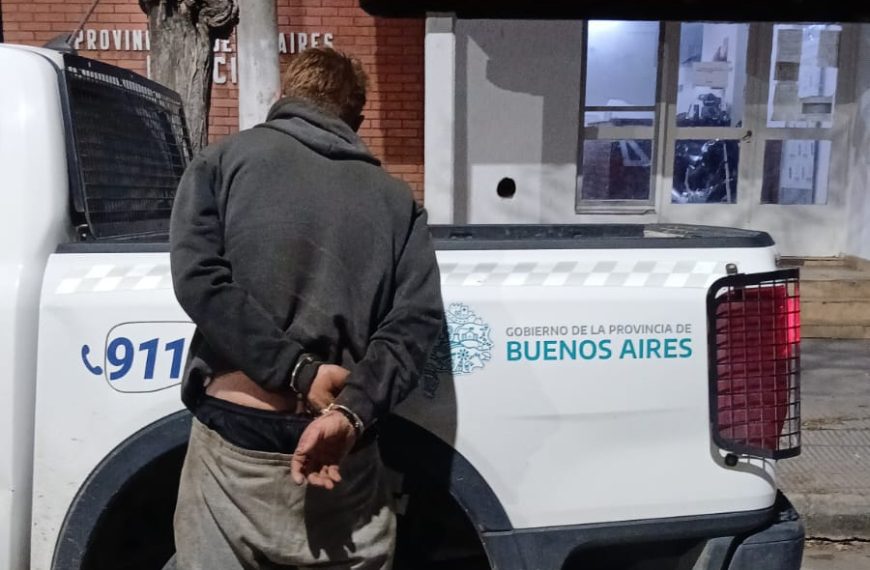 Un hombre fue aprehendido por robar la batería de un auto