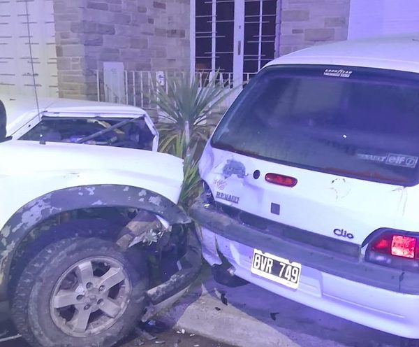 Tres menores chocaron contra un auto estacionado cuando escapaban de la policía