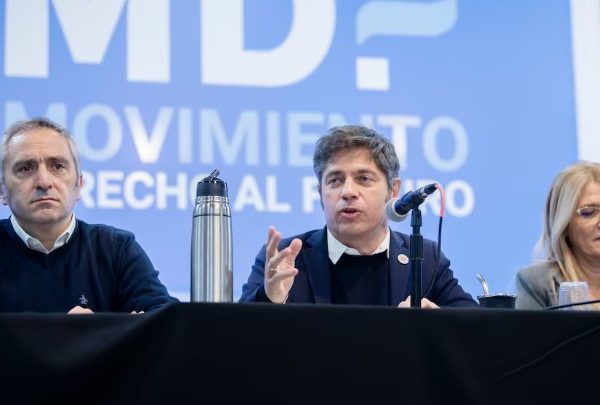 Kicillof reunió a intendentes propios y dijo estar dispuesto a competir internamente contra el kirchnerismo