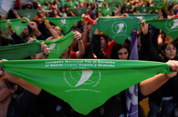 Pese a las dichos contra el aborto, el Gobierno por ahora descarta avanzar en la derogación de la ley