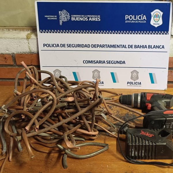 Detuvieron a un hombre que robaba caños de bronce de los medidores