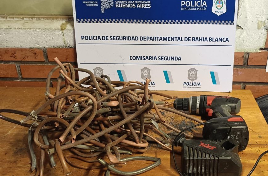 Detuvieron a un hombre que robaba caños de bronce de los medidores