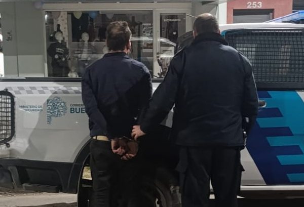 Aprehendieron a un hombre por un conflicto con su pareja y le encontraron un arma y cocaína